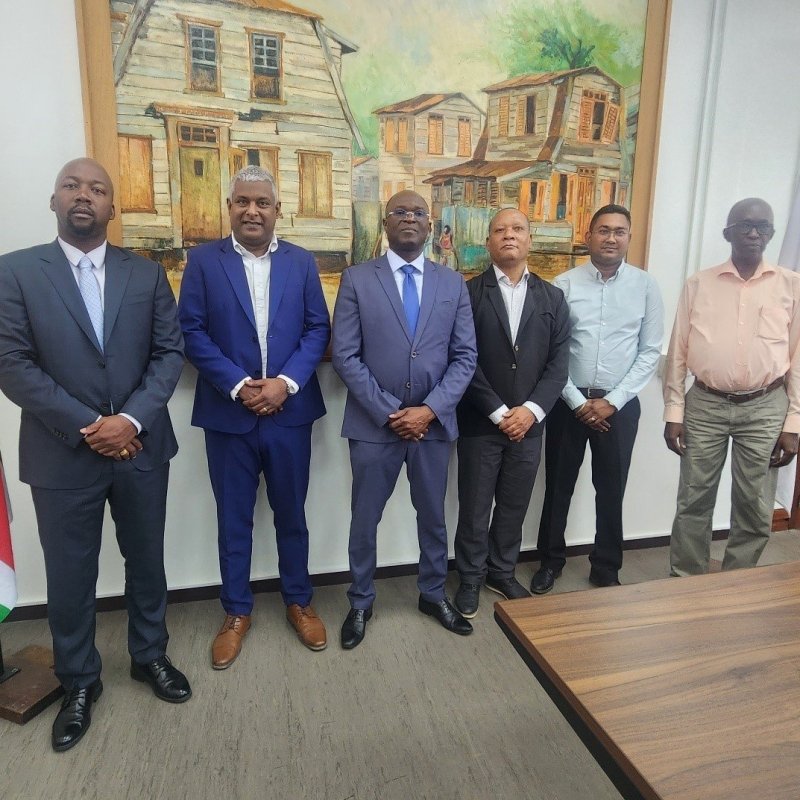 Foto: van links naar rechts de Minister van Natuurlijke hulpbronnen, dhr. David Abiamofo, COO Robert Pancham, CEO, Leo Brunswijk, CFO, Lesley Rahan, CTO, Rishidath Mathoera en Adviseur Marcel Eijndhoven tijdens de AVA die werd gehouden op het hoofdkantoor